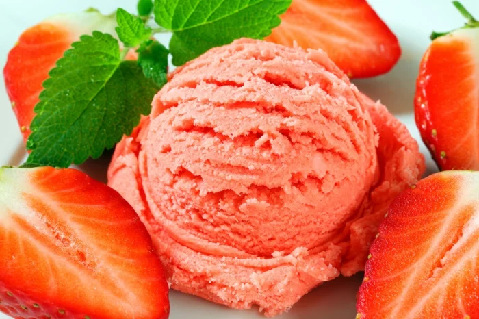 Eisrezepte mit erdbeeren eis machen erdbeereis kugel frisch