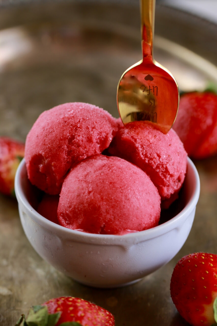 Eisrezepte mit erdbeeren eis selber machen erdbeereis kugel waffel bio vegan diy waffel wassereis