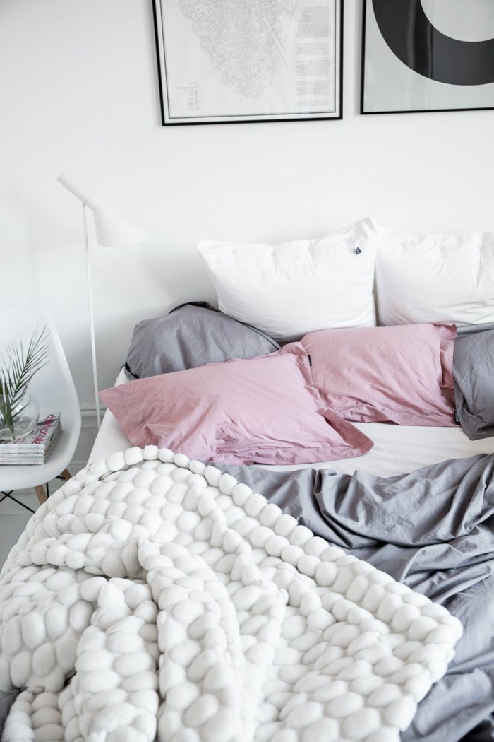 schlafzimmer einrichten dekokissen bettwäsche pastellnuancen weiße wände