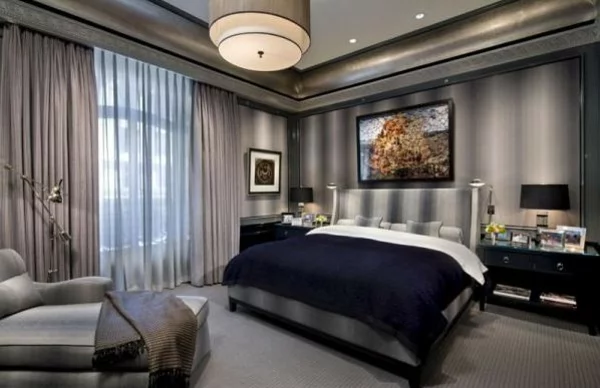schlafzimmer einrichten doppelbett graue wände vorhänge gardinen kronleuchter sessel