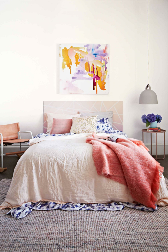 schlafzimmer einrichten pastellnuancen teppich schaukelstuhl
