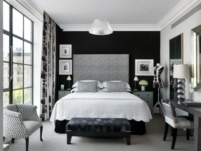 schlafzimmer einrichten schwarze akzentwand weiße zimmerdecke schlafzimmerbank
