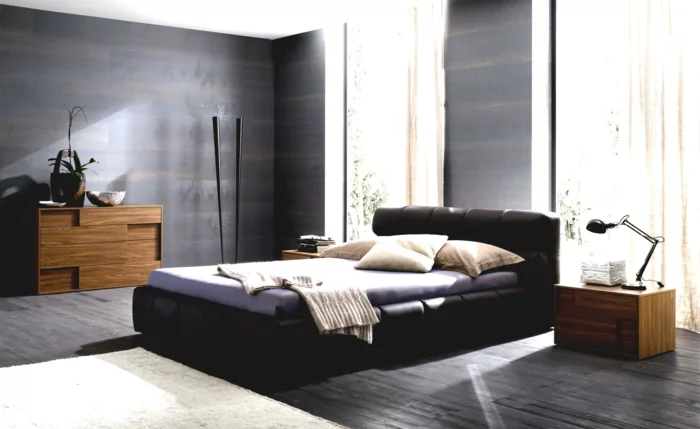 modernes Schlafzimmer mit Wanddesign mit Holzoptik, Holzmöbeln und weißem Teppich