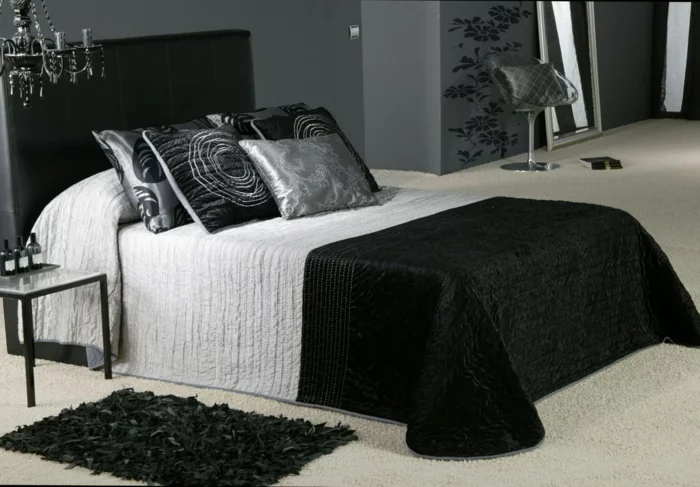 Schlafzimmer in Schwarz mit weißem Teppichboden und Kronleuchter