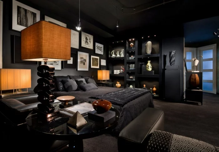 Schlafzimmer in Schwarz mit offenen Wandregalen und vielen Tischlampen