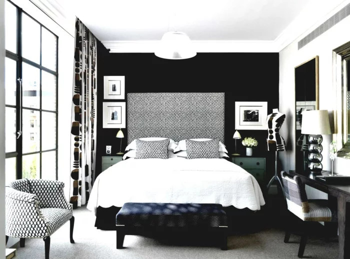 modernes Schlafzimmer mit schwarzer Akzentwand und gemusterten Gardinen