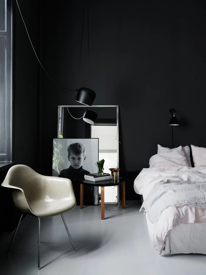 Schlafzimmer in Schwarz und Weiß mit einem großen Spiegel