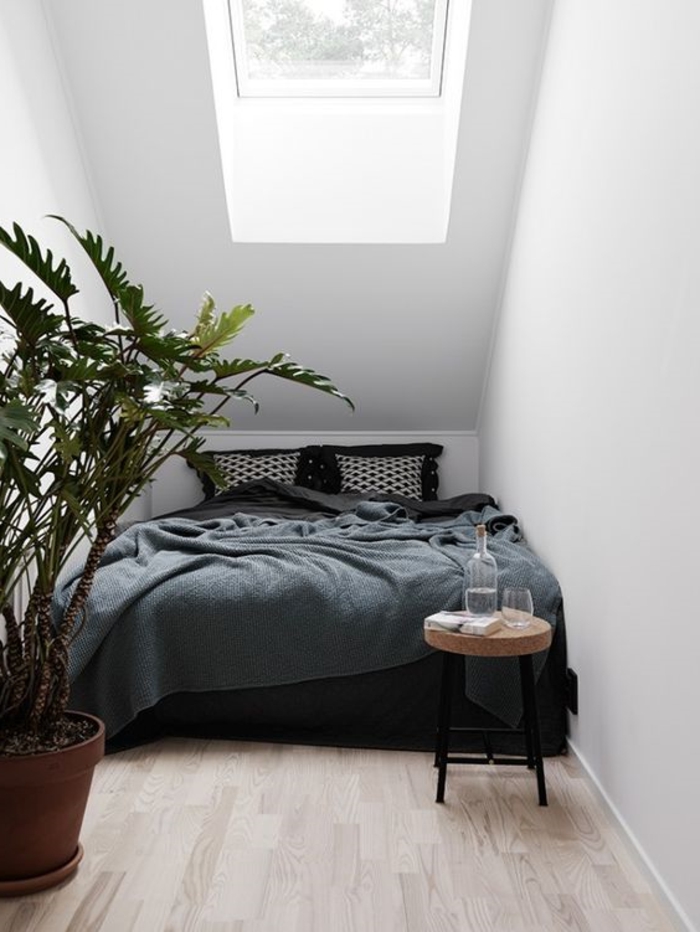 schlafzimmer schwarz weiß dunkle bettwäsche dachschräge pflanze beistelltisch