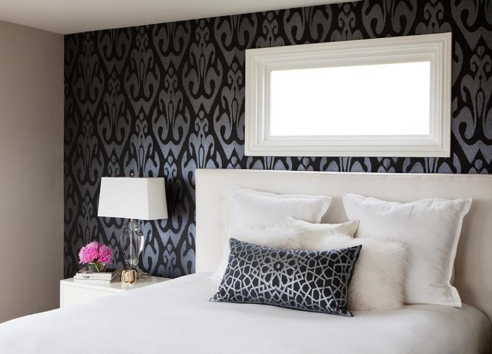 schlafzimmer schwarz weiß elegante tapete schwarz silber weiße bettwäsche