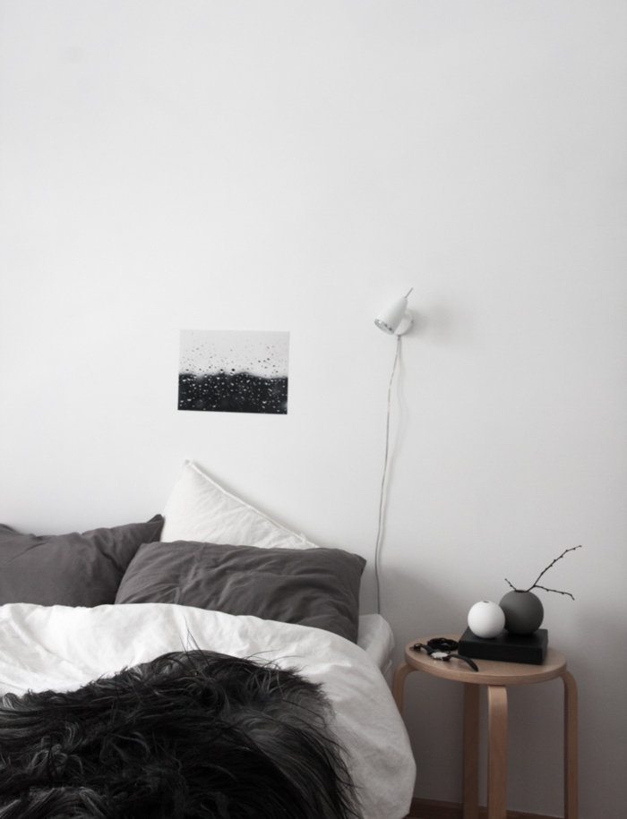 schlafzimmer schwarz weiß runder beistelltisch schwarze decke