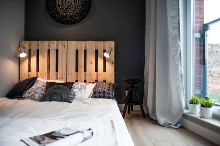 schlafzimmer schwarz weiß rustikales bettkopfteil