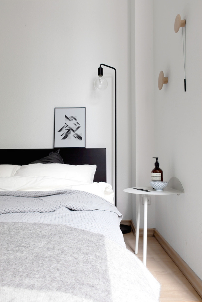 schlafzimmer schwarz weiß schwarzes bettkopfteil weiße wände