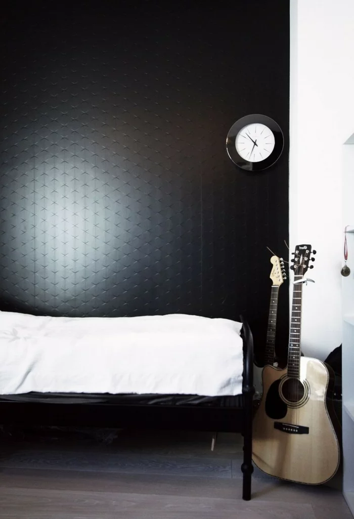 Schlafzimmer in Schwarz mit weißer Bettwäsche und Boden in Holzoptik