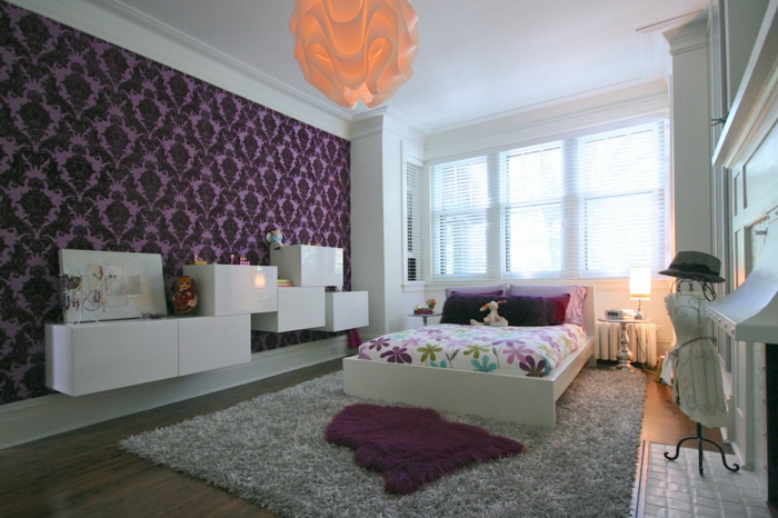 schlafzimmer tapeten lila elegant farbige bettwäsche stauraum ideen
