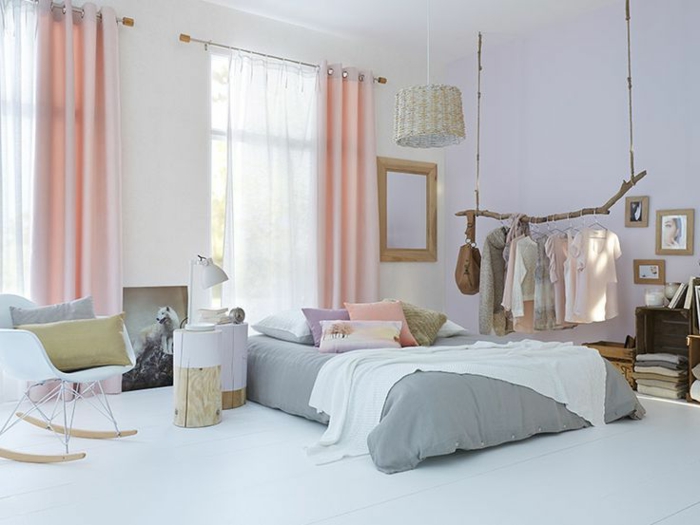 schlafzimmergestaltung farbgestaltgung weiße wände gardinen pastellnuancen schaukelstuhl