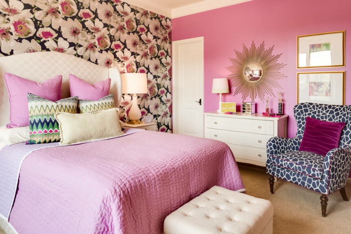 schlafzimmergestaltung farbige akzentwand blumenmuster rosa wandfarbe weiße möbel