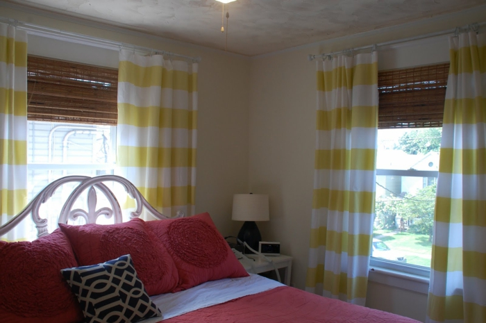 schlafzimmergestaltung gardinen streifenmuster gelb weiß jalousien