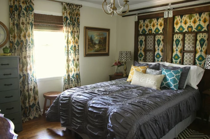 schlafzimmergestaltung gardinenmuster raffrollo schöne wandgestaltung luxuriöse bettwäsche