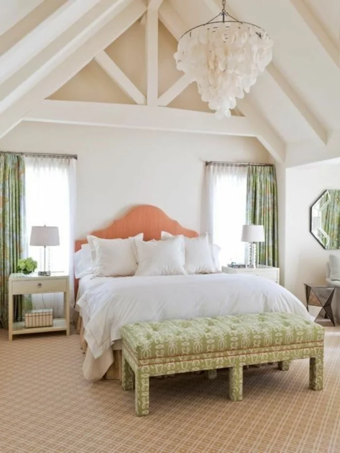 schlafzimmergestaltung pastellnuancen teppichboden grüne gardinen