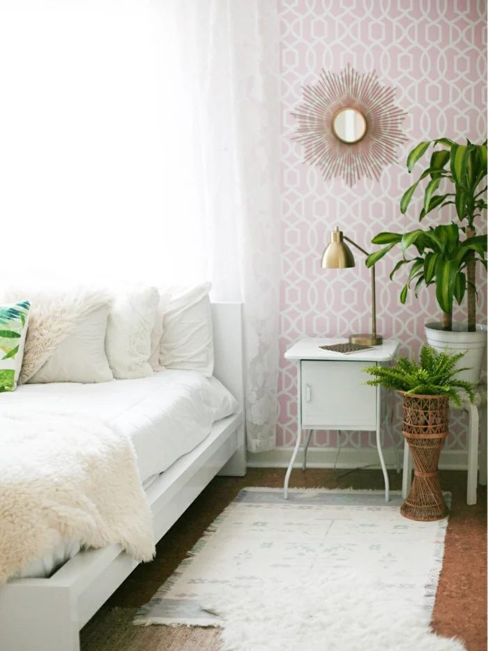 schlafzimmergestaltung wandtapete geometrisches muster teppichläufer pflanzen dekoideen