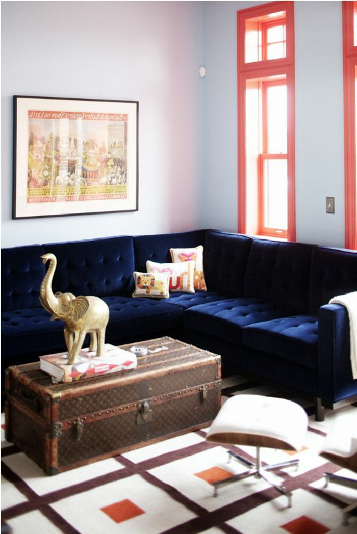 sofa blau ecksofa vintage couchtisch helle wände