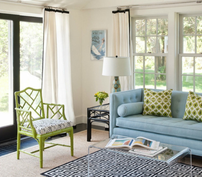 sofa blau hellblau geometrischer teppich grüne akzente weiße gardinen