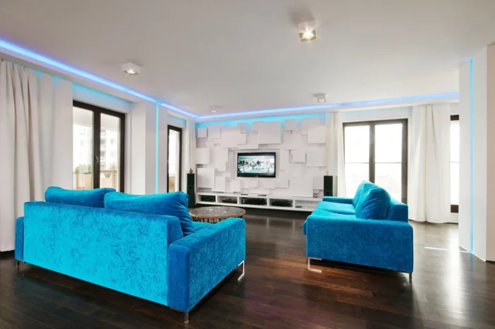 moderne Wohnzimmersofas in Blau, weißes Wanddesign und LED-Beleuchtung