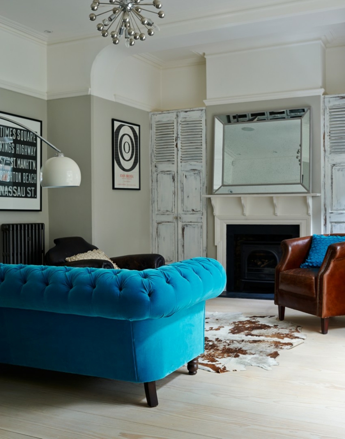 sofa blau weiße wände fellteppich brauner ledersessel