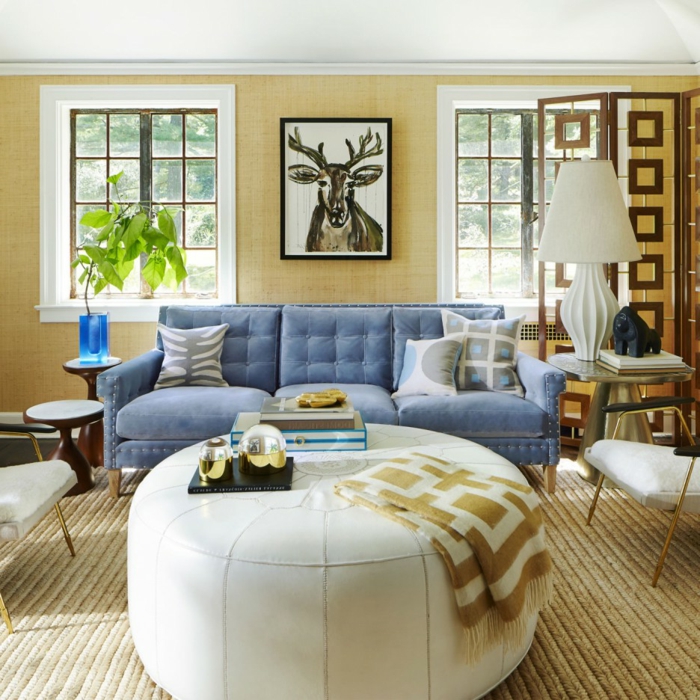 sofa blau weißer couchtisch sisalteppich gelbe wände