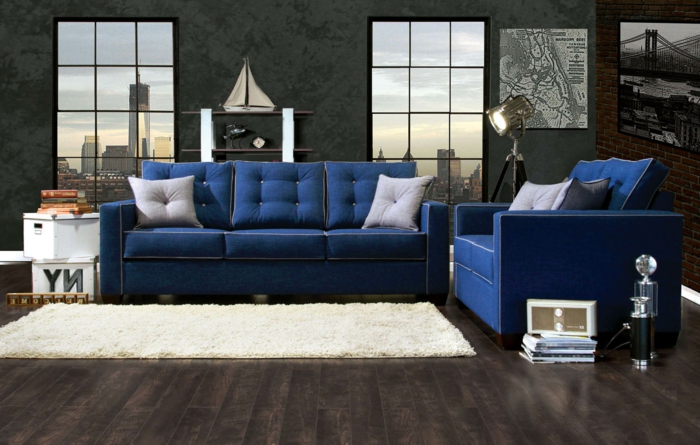 sofa blau weißer teppich offene regale ziegelwände