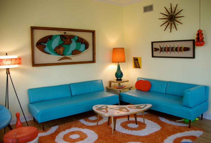 sofa blau wohnzimmersofas oranger teppich helle wände