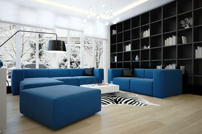 Wohnzimmermöbel in Blau, Zebra-Teppich und Bibliothek