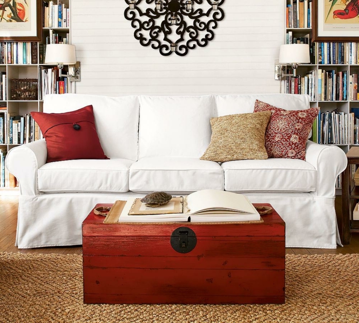 sofa weiß landhausstil sisalteppich dekokissen