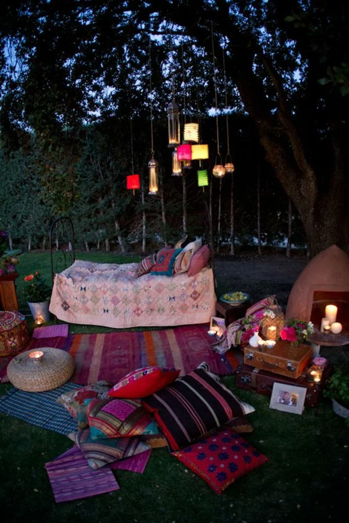 sommerparty deko gartenideen kissen decken ethno boho style beleuchtung hängeleuchten