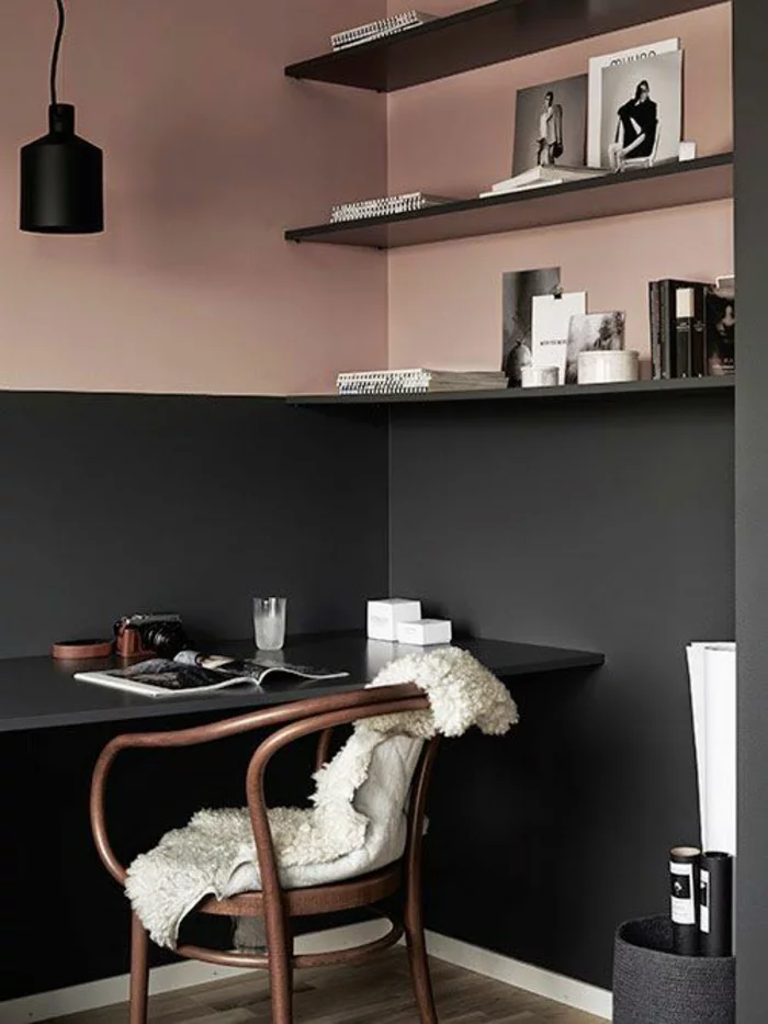wandfarbe rosa arbeitszimmer schreibtisch grau stuhl offene regale