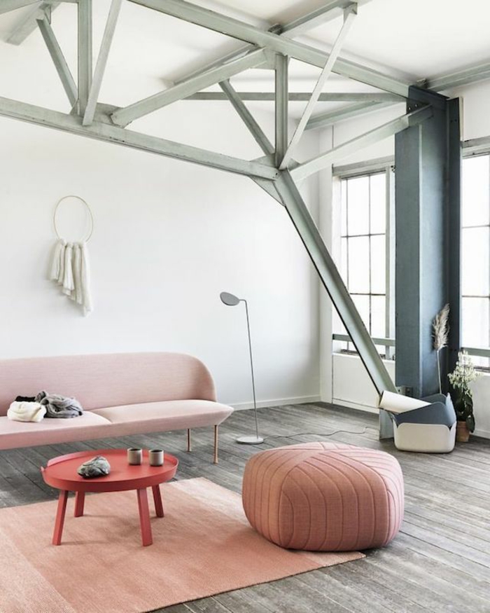 wandfarbe rosa loft wohnung polstermöbel sofa pouf beistelltisch teppichläufer moderne stehleuchte