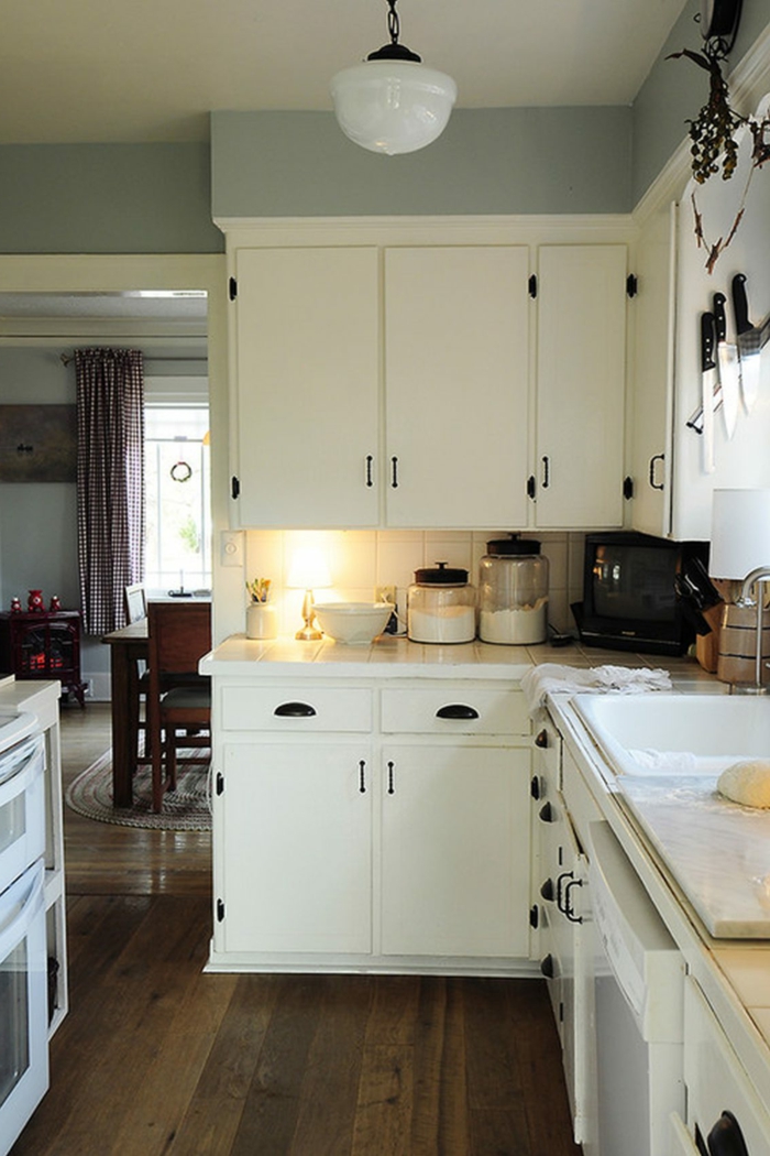 wohnideen küche kleine küche einrichten weiße küchenschränke handgriffe