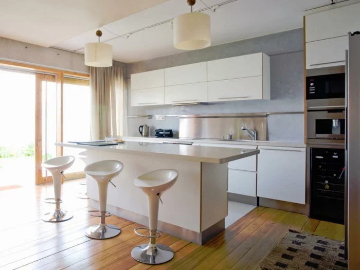 wohnideen küche moderne kücheninsel barhocker hängelampen