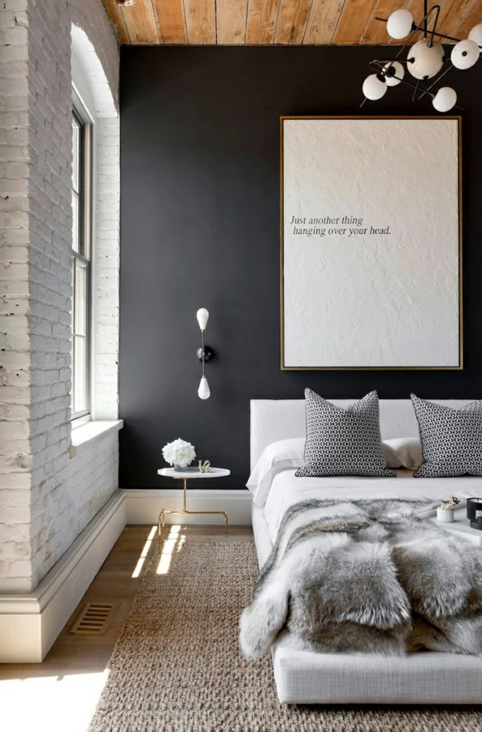 modernes Schlafzimmer mit Akzentwand in Schwarz, Holzdecke und Sisalteppich