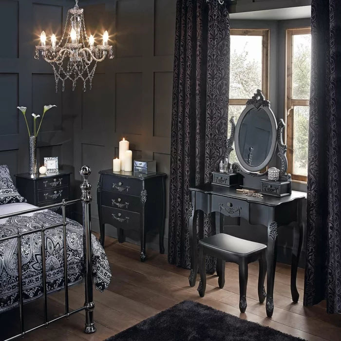 schwarzes Schlafzimmer mit Kronleuchter, Schminktisch und Holzboden