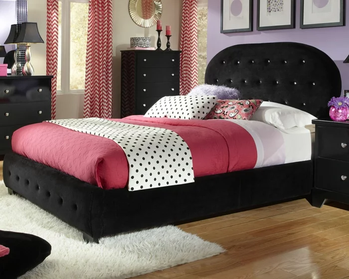 modernes Schlafzimmer mit schwarzen Möbeln, weißem Teppich, gemusterten Gardinen und lila Wänden