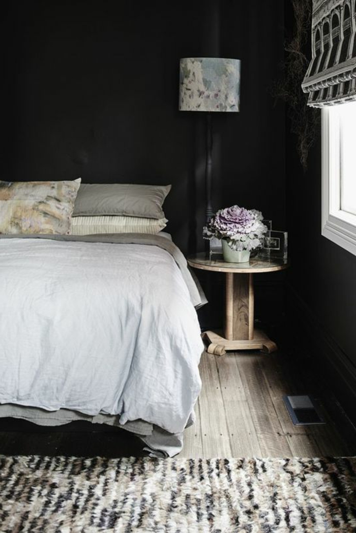 wohnideen schlafzimmer schwarze wandfarbe holzboden teppichläufer blumen