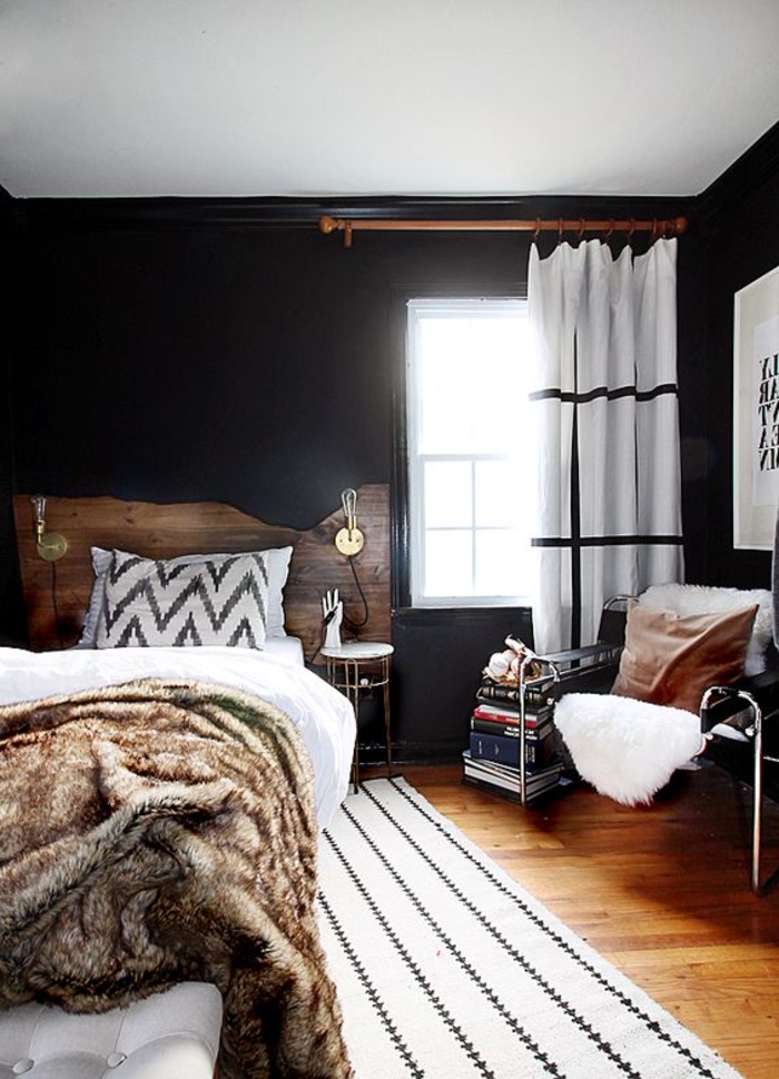 wohnideen schlafzimmer schwarze wände teppich streifen weiß rustikal felldecke gardinen