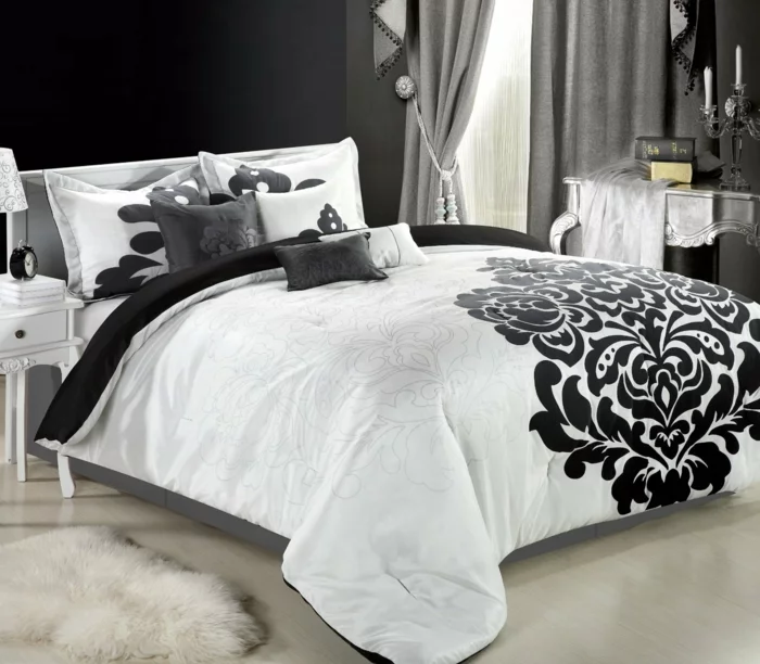 modernes Schlafzimmer mit weißem Boden und gemusterter Bettwäsche