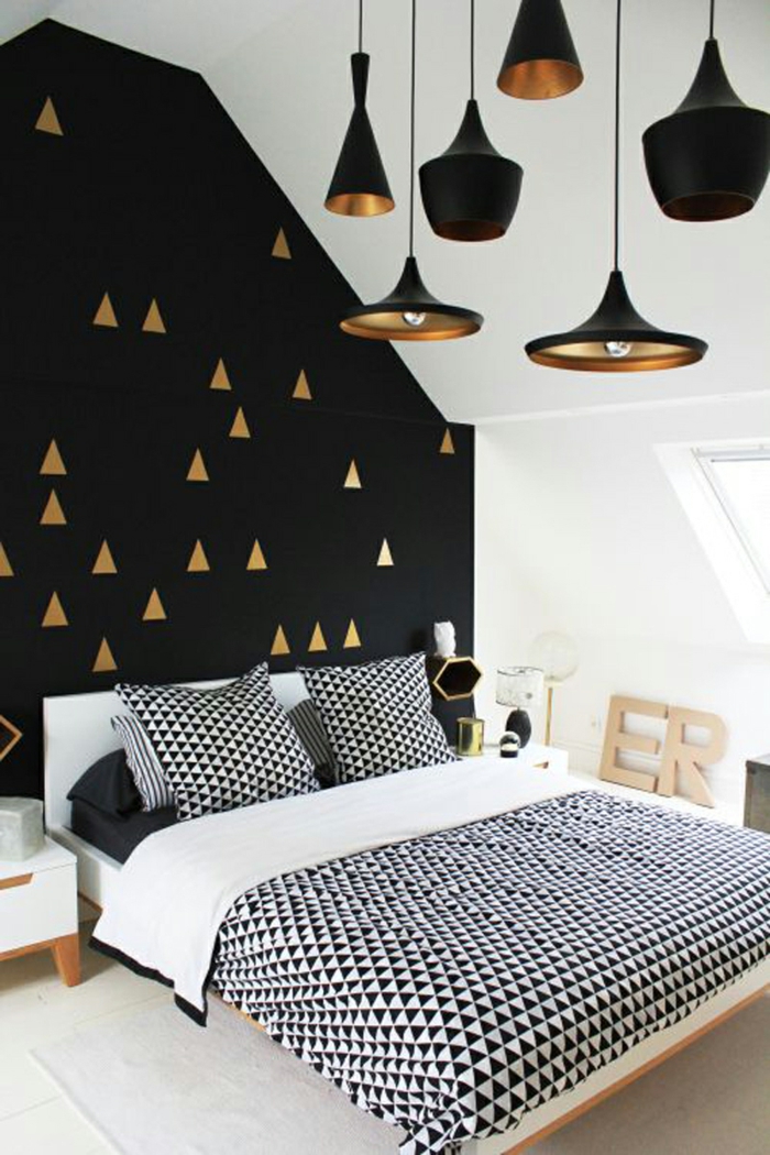 wohnideen schlafzimmer weiß schwarz coole akzentwand pendelleuchten bettwäsche
