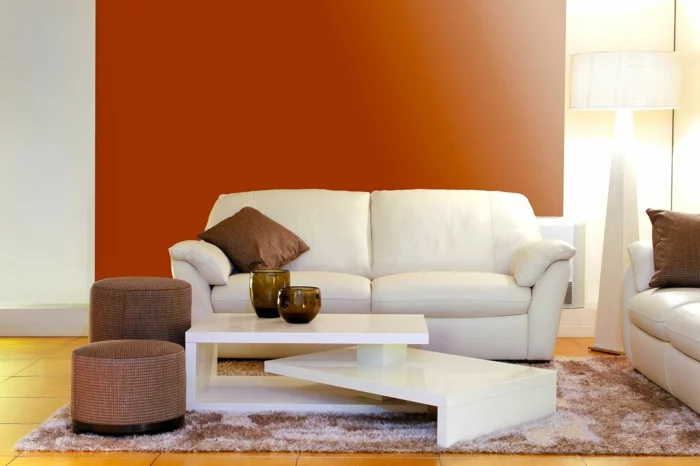 sofa weiß wohnzimmer farbige akzentwand hocker 