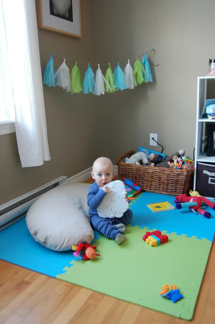 wohnzimmer einrichten kinderfreundlich spielecke kinderteppich baby