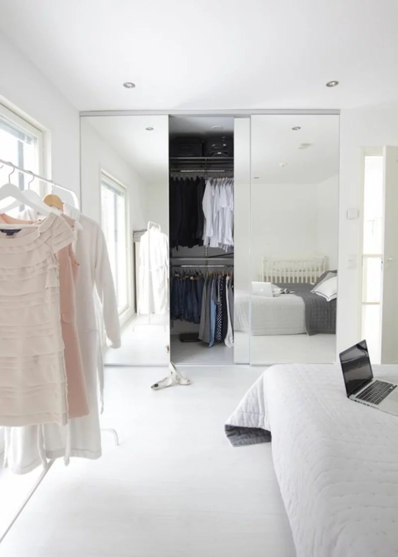 Kleiderschrank mit Schiebetüren raumhoch eingebaut Spiegel Frauen Schlafzimmer