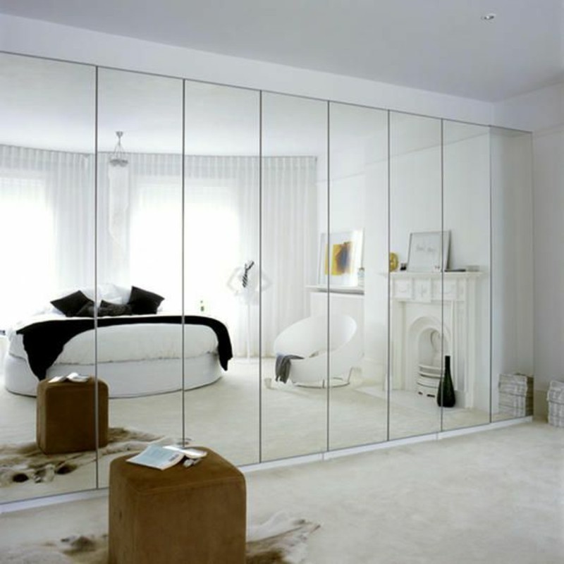 Kleiderschrank mit Schiebetüren raumhoch eingebaut Spiegeltwand Schlafzimmer Design