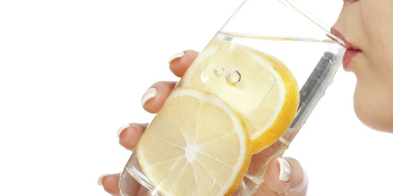 Wasser mit Zitrone trinken Zitronegesund